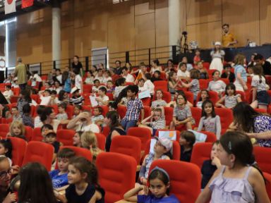 Vista general del patio de butacas con muchos de alumnos en sus asientos