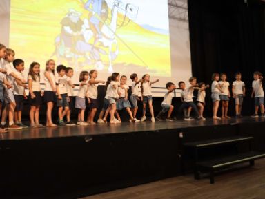 Una clase durante su canción sobre Don Quijote