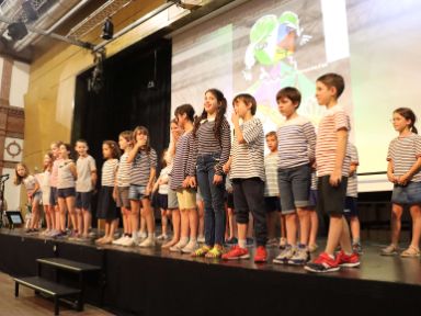 Alumnos recitando un poema