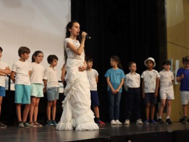 Una de las alumnas participando junto a su clase
