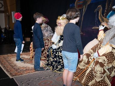 Un momento de la fiesta con la entrega de regalos por parte de los Reyes