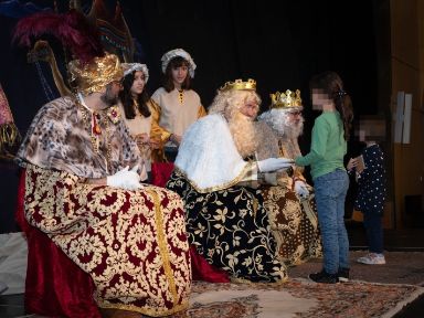 Los Reyes repartiendo regalos