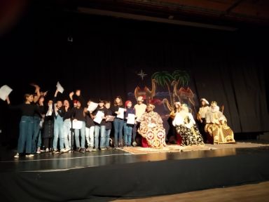 Una foto de grupo con los alumnos y los Reyes Magos