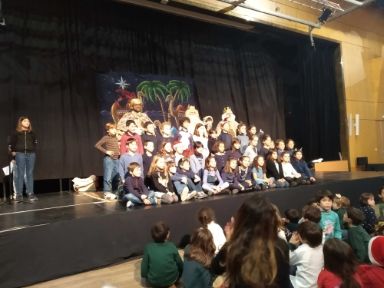 Foto final del acto con los alumnos posando con los Reyes Magos