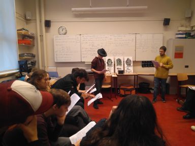 alumnos dramatizando texto