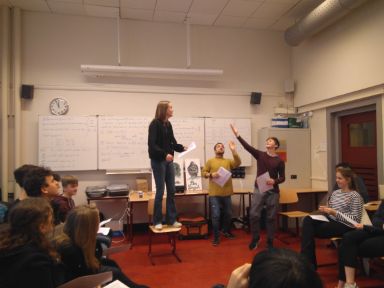 alumnos dramatizando texto 2