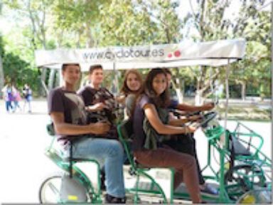 Foto de cuatro alumnos montando una bici en Sevilla