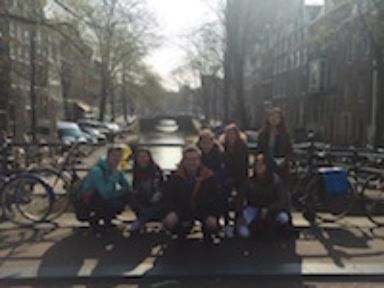 Alumnos posando en un canal de Ámsterdam