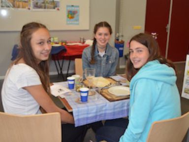 Foto de tres alumnas en el Taaldorp 3