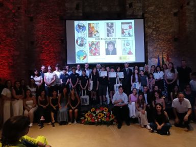 Foto de grupo con todas las personas premiadas y las autoridades