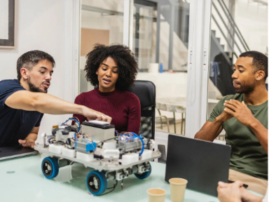 Unas personas programando un robot