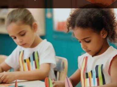 Niños de infantil jugando en una clase