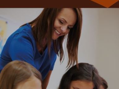 Profesora ayudando a unos niños en clase
