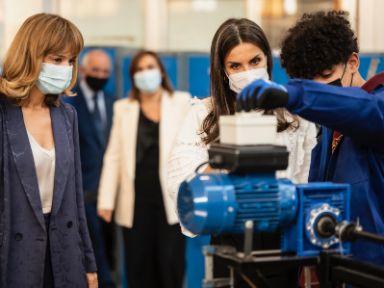 Pilar Alegría y la Reina Letizia con un alumno