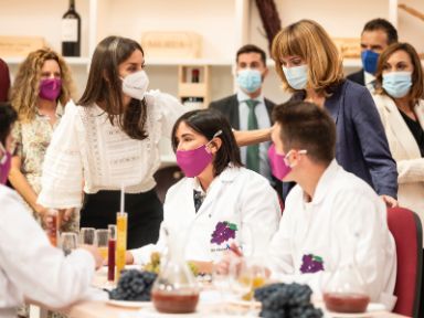 La Reina Letizia y la ministra Pilar Alegría con alumnos