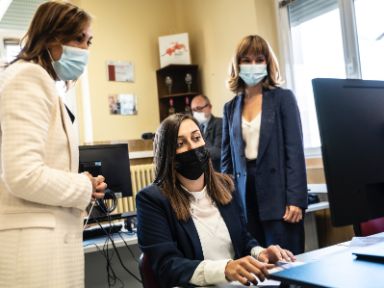 Clara Sanz y Pilar Alegría con una alumna