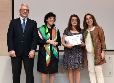 Alejandro Tiana, Isabel Celaá y Consuelo Velaz de Medrano Ureta junto a los premiados.