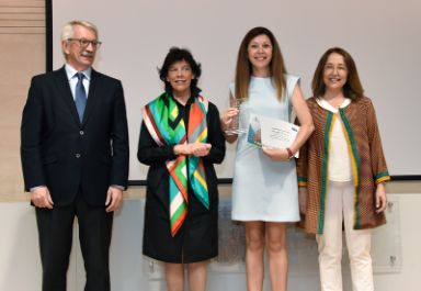 Alejandro Tiana, Isabel Celaá y Consuelo Velaz de Medrano Ureta junto a los premiados.