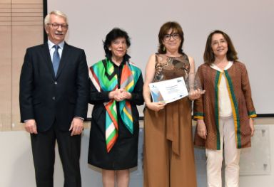 Alejandro Tiana, Isabel Celaá y Consuelo Velaz de Medrano Ureta junto a los premiados.