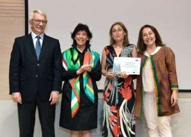 Alejandro Tiana, Isabel Celaá y Consuelo Velaz de Medrano Ureta junto a los premiados.