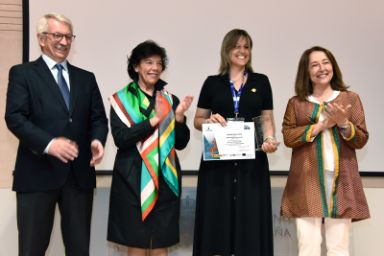 Alejandro Tiana, Isabel Celaá y Consuelo Velaz de Medrano Ureta junto a los premiados.