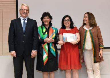 Alejandro Tiana, Isabel Celaá y Consuelo Velaz de Medrano Ureta junto a los premiados.