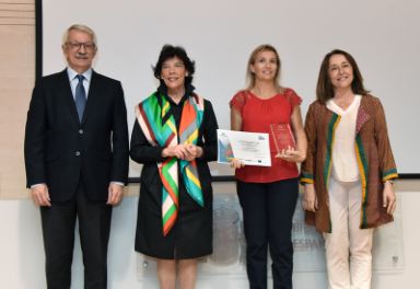 Alejandro Tiana, Isabel Celaá y Consuelo Velaz de Medrano Ureta junto a los premiados.