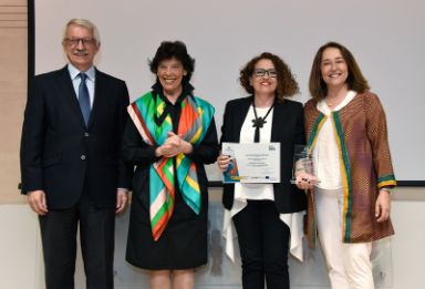 Alejandro Tiana, Isabel Celaá y Consuelo Velaz de Medrano Ureta junto a los premiados.