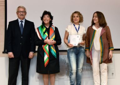 Alejandro Tiana, Isabel Celaá y Consuelo Velaz de Medrano Ureta junto a los premiados.