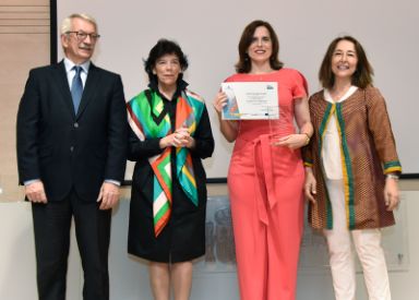 Alejandro Tiana, Isabel Celaá y Consuelo Velaz de Medrano Ureta junto a los premiados.