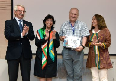 Alejandro Tiana, Isabel Celaá y Consuelo Velaz de Medrano Ureta junto a los premiados.