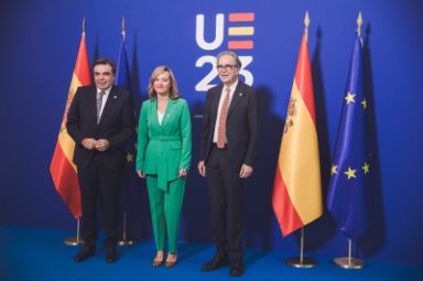 La ministra en funciones Pilar Alegría junto al ministro de Universidades Joan Subirats y el vicepresidente de la CE, Margaritis Schinas