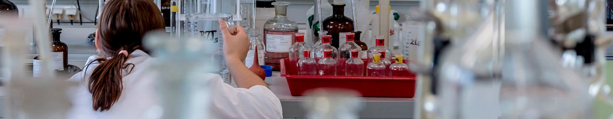 Mujer de espaldas en un laboratorio