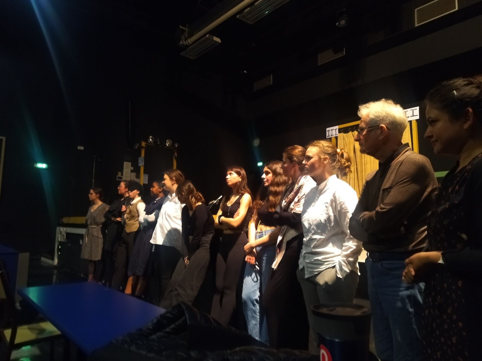 Elenco de Historias de una escalera saludando al público.