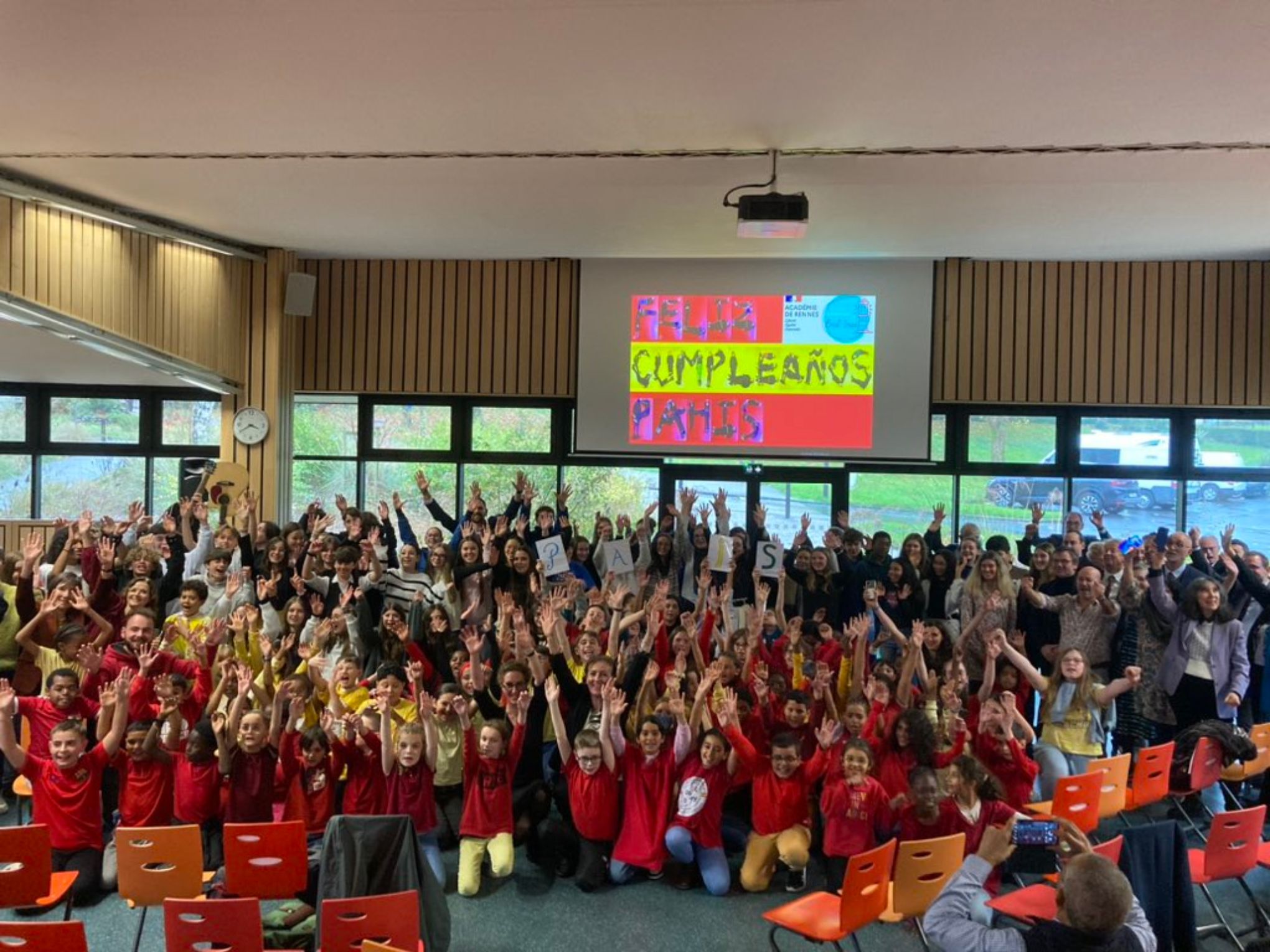 Autoridades, profesores y estudiantes participantes en el evento.
