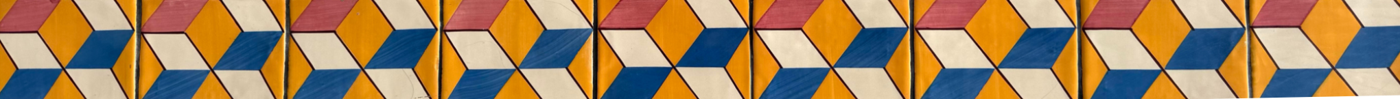 cenefa de azulejo portugués en formas geométricas de color naranja, rosa, azul y beige