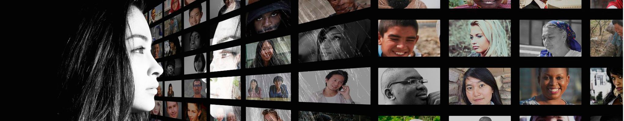 Mujer frente a mosaico de mujeres