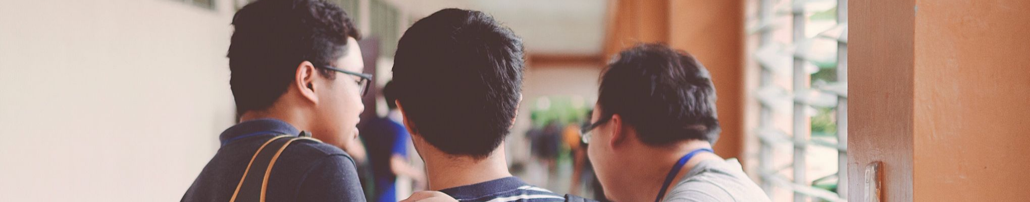 Alumnos en el pasillo de un colegio