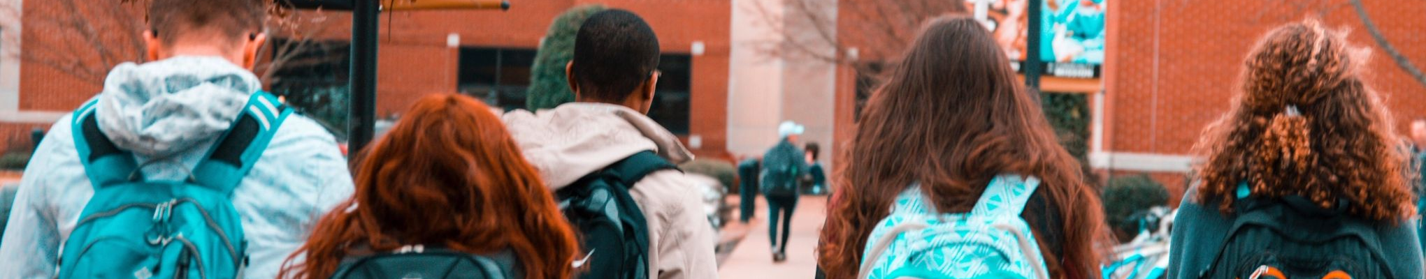 Grupo de alumnos antes de entrar a clase