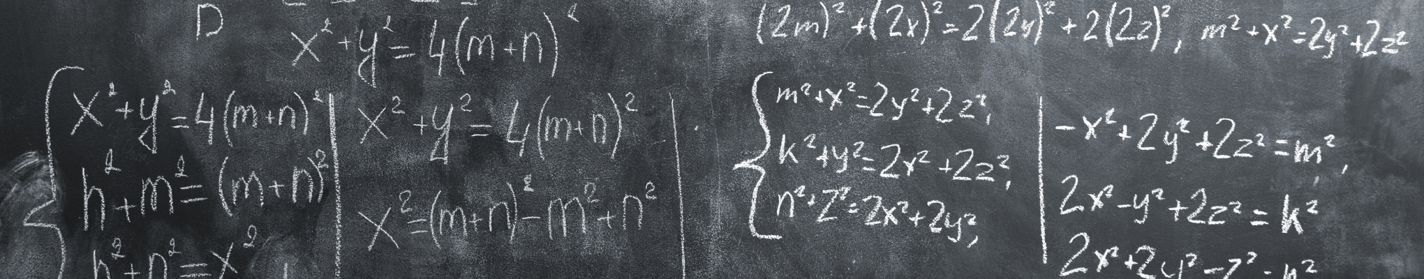 Alumno estudiando con un ordenador