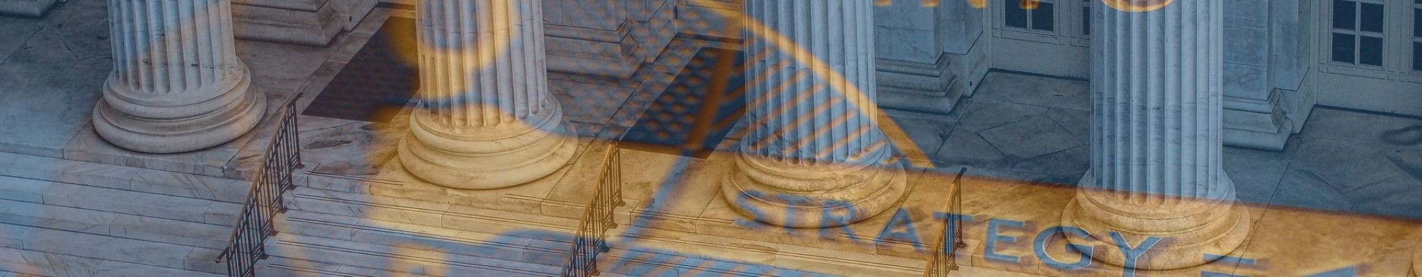 Columnas símbolo de Justicia con cartel de strategia