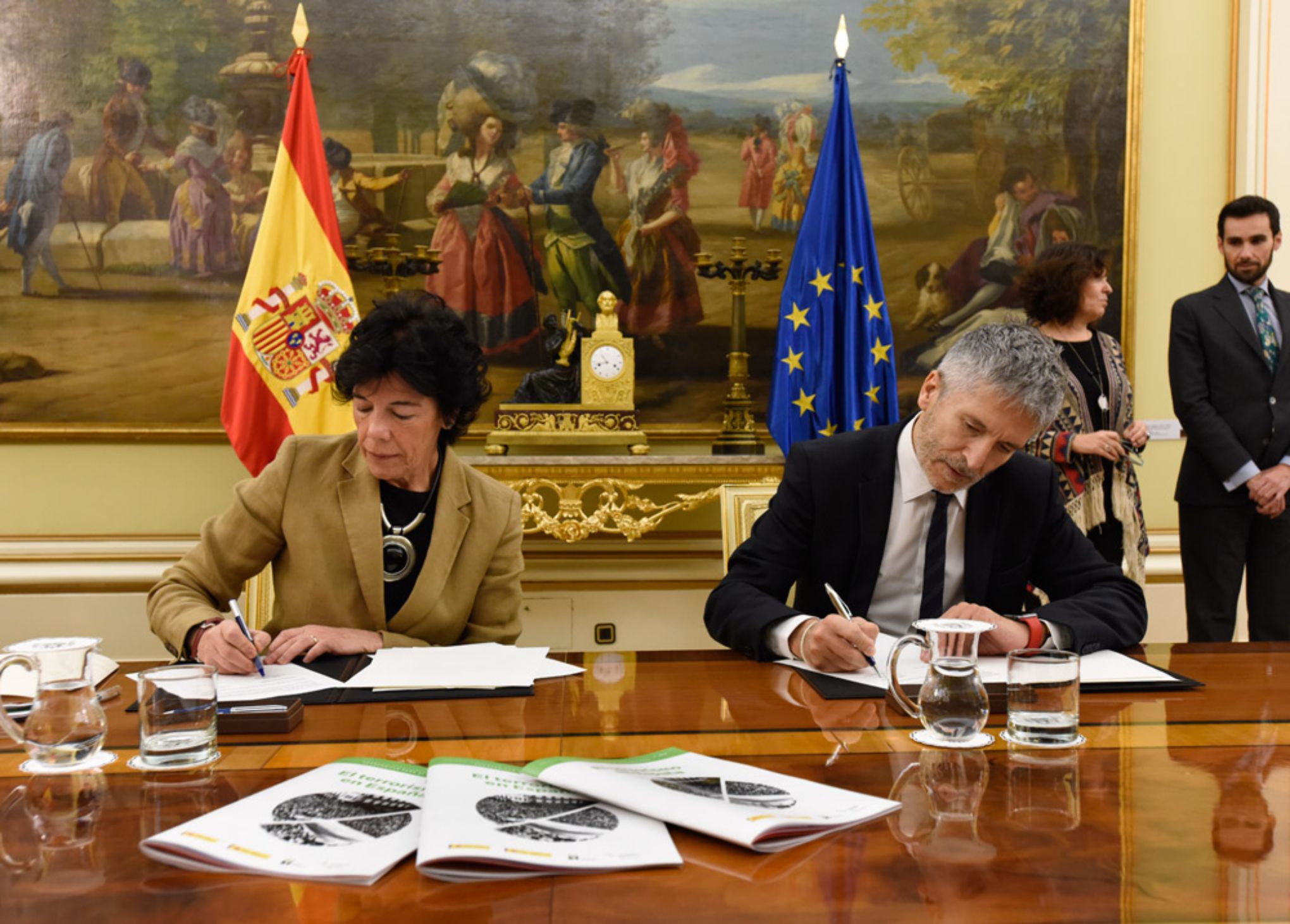 La ministra de Educación y FP, Isabel Celaá, y el ministro de Interior, Fernando Grande-Marlaska, durante la firma