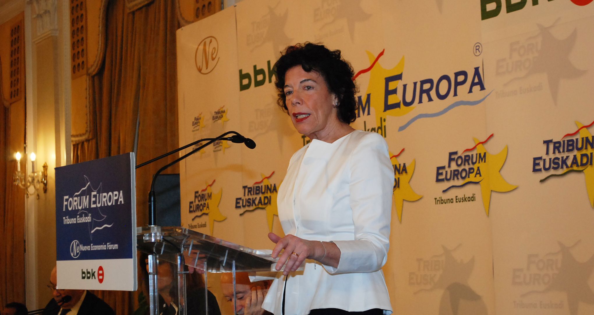 Isabel Celaá durante el desayuno informativo Fórum Europa Tribuna Euskadi.