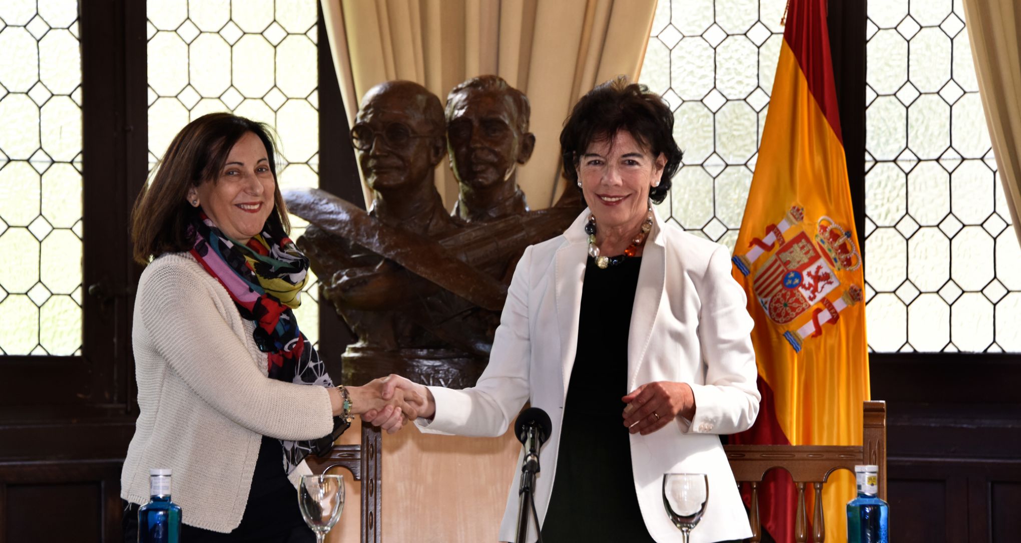 Margarita Robles e Isabel Celaá durante la firma.