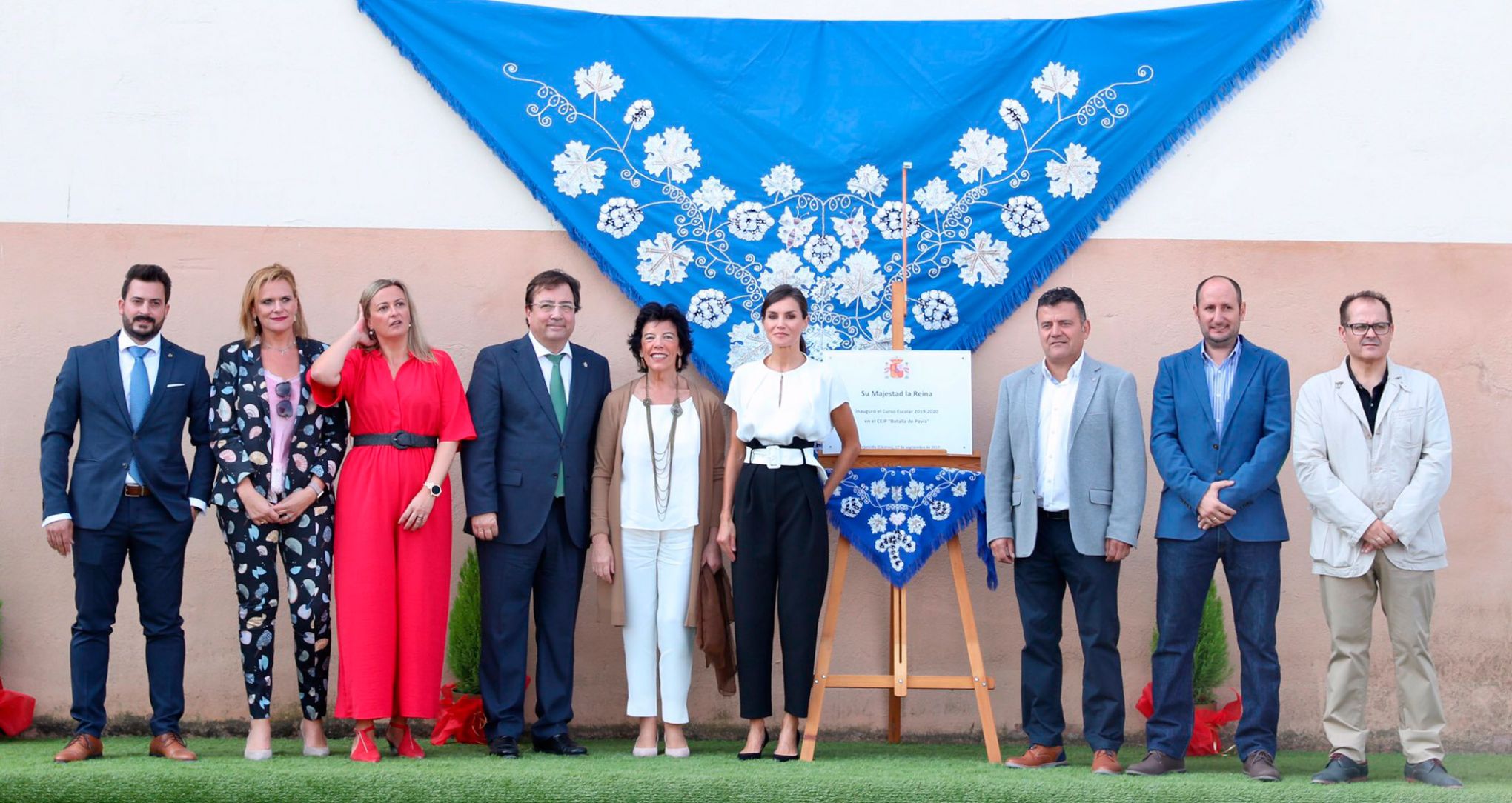 La reina Letizia y la ministra de Educación y FP, Isabel Celaá, durante la inauguración del curso escolar en Torrejoncillo (Cáceres)
