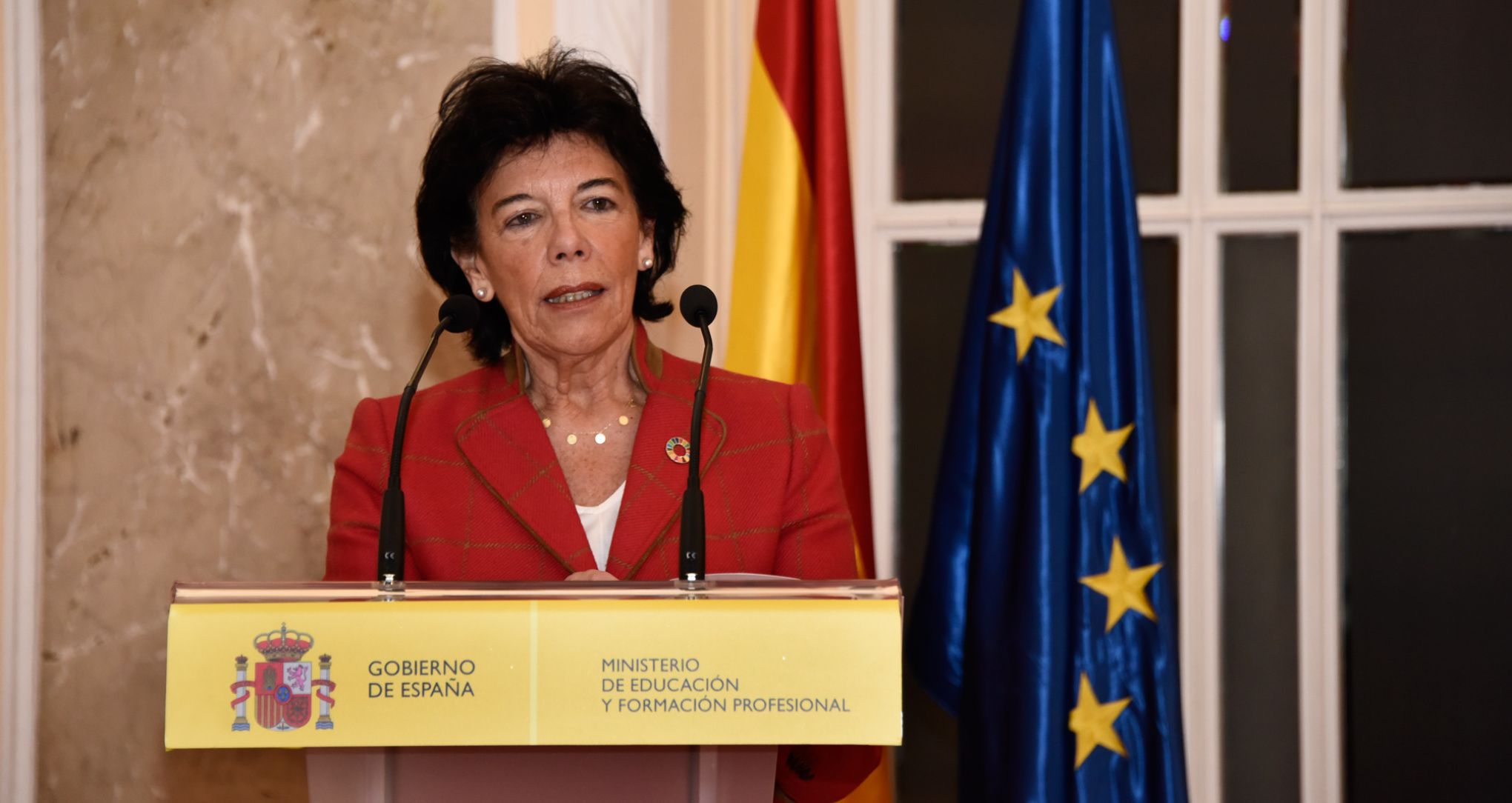 Isabel Celaá durante el acto con los estudiantes premiados en las Olimpiadas Científicas