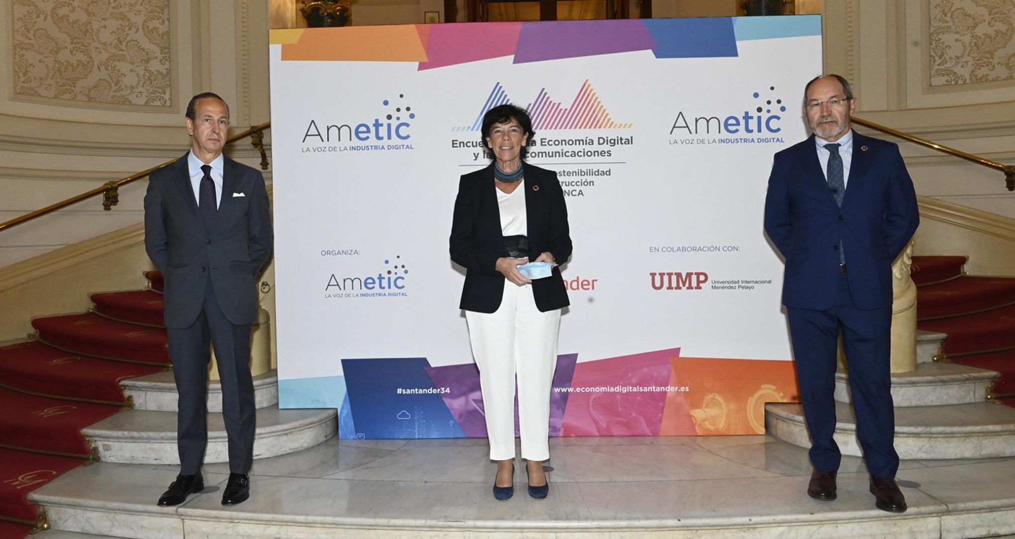 Isabel Celaá en el encuentro de AMETIC