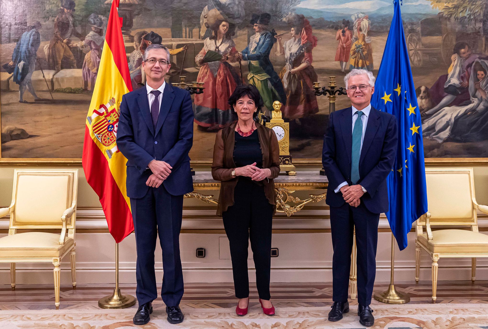 La ministra de Educación y FP, Isabel Celaá, el gobernador del Banco de España, Pablo Hernández de Cos, y el presidente de la CNMV, Sebastián Albella 
