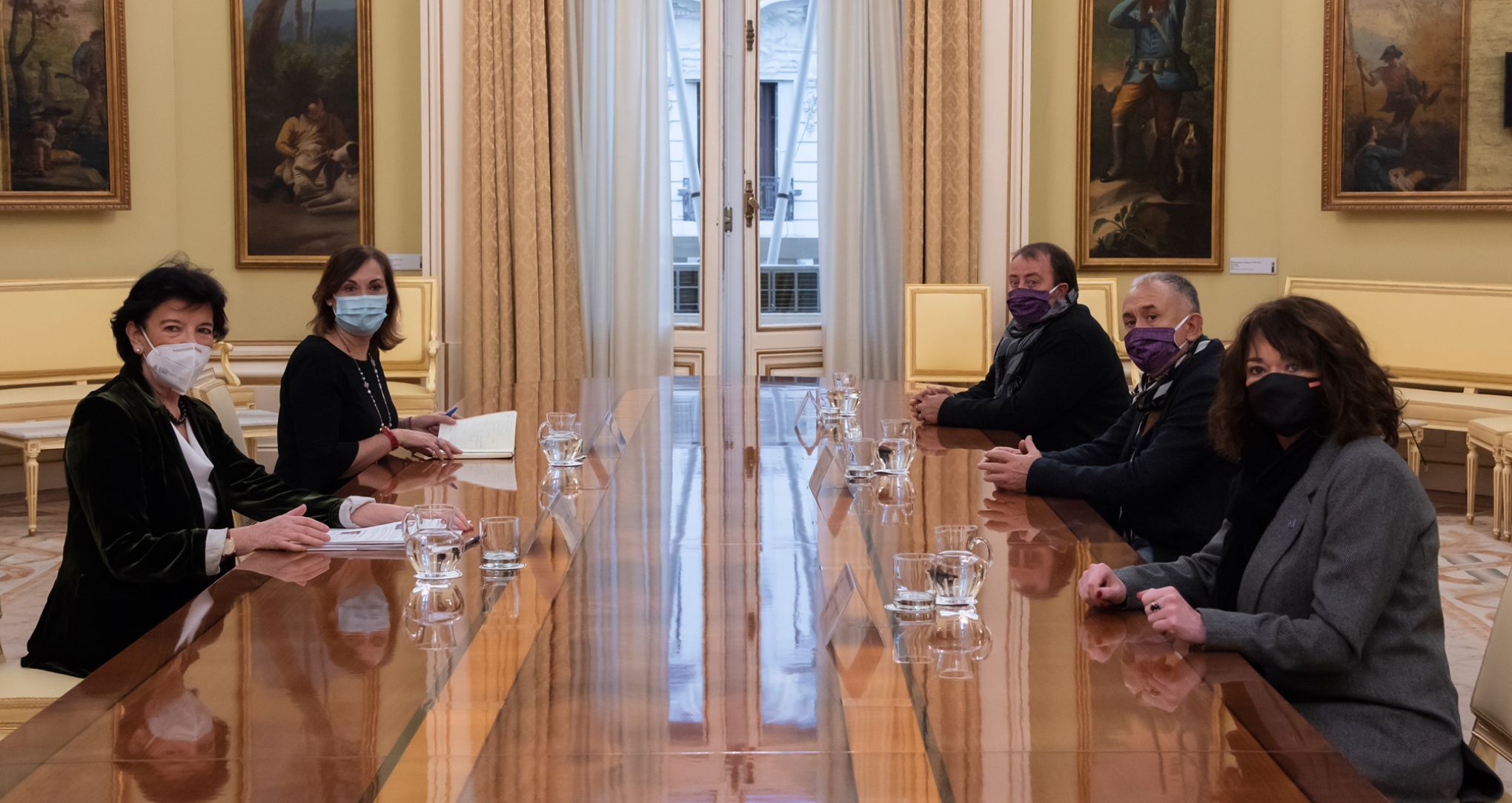 Imagen de la reunión de la ministra de Educación y FP, Isabel Celaá, y representantes de UGT y CCOO.