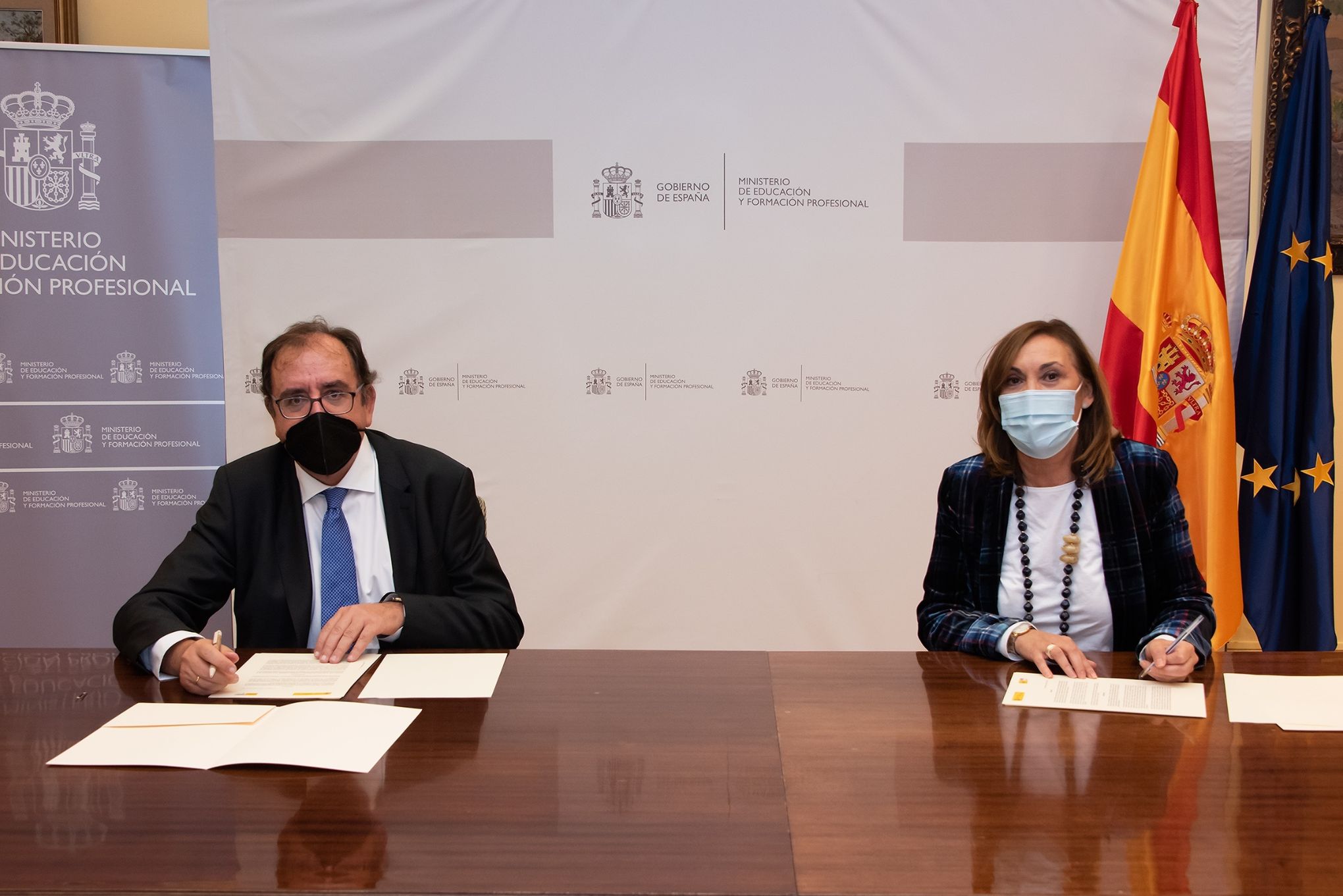 la secretaria general de Formación Profesional, Clara Sanz, y el secretario general de Instituciones Penitenciarias, Ángel Luis Ortiz